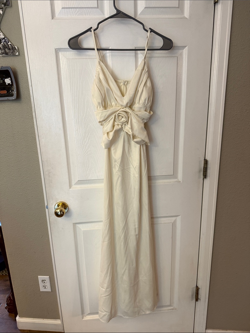 Elegant Cream Spaghetti-Strap Evening Dress with Rosette Accent